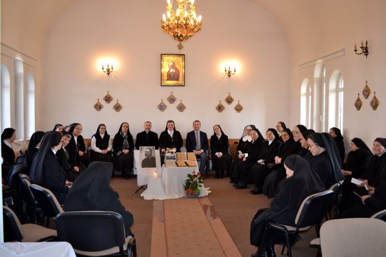 La 24 ianuarie 2019, Surori ale Congregației Maicii Domnului din toate comunitățile acestei familii călugărești s-au reunit la Mănăstirea Maicii Domnului din Cluj-Napoca - sediul central al Congregației, pentru a comemora 84 de ani de la plecarea spre Casa Tatălui veșnic a Părintelui Fondator al CMD, Mitropolitul dr. Vasile Suciu, survenită la data de 25 ianuarie 1935. Anul acesta, întâlnirea comemorativă s-a intitulat: «Mitropolitul dr. Vasile Suciu și Darul încredințat Bisericii Române Unite cu Roma, Greco-Catolică, prin întemeierea Congregației Surorilor Maicii Domnului». Din programul acestei zile dedicate cinstirii Părintelui Fondator au făcut parte: - momente de rugăciune comunitară, culminând cu Sfânta Liturghie arhierească, celebrată de PS. Florentin Crihălmeanu, Episcop de Cluj- Gherla împreună cu Pr. Olivo Bosa S.J. și cu Pr. Capelan Cristian David, urmată de Rânduiala Parastasului în memoria Părintelui Fondator; -conferinţa Pr. Olivo Bosa S.J. cu titlul: Mila primită și dăruită, aceasta constituindu-se într-o invitație de a face o lectură a întemeierii CMD în cheia milei primite de la Dumnezeu, prin Cristos și dăruite celor mici, săraci, celor nevoiași și încercați, prelungind până în zilele noastre, în concordanță cu semnele timpurilor, această primire și dăruire a milei, în virtutea carismei de Surori în CMD. Reflecția Pr. Olivo a pornit de la încercarea de a răspunde la întrebarea: cum s-a născut CMD? „Mitropolitul vostru, atunci când a început să dezvolte activitățile sale apostolice și-a dat seama că erau mulți copii, multe fete, familii de care nimeni nu avea grijă. Avea nevoie, așadar, de persoane care să manifeste atenția lui Cristos, caritatea bisericii față de ele, deci, persoane care să dea mai departe tocmai sentimentele Inimii lui Dumnezeu... De obicei, tot ceea ce Dumnezeu ne dăruiește nouă se manifestă prin mila Lui. La baza Congregației voastre stă tocmai acest act de milă pe care biserica vrea s-o manifeste spre ceilalți, manifestând în același timp Inima lui Isus Cristos. Legătura voastră cu Sfânta Fecioară Maria stă tocmai în maternitatea „comună”: mila, bunătatea, caritatea. Această reflecție este un mod foarte potrivit de a-i mulțumi Fondatorului vostru pentru că a avut această atenție, a primit această iluminare și tocmai prin aceasta a știut să dea societății, familiilor și celor sărmani, nevoiași și neînvățați ceea ce aveau nevoie pe atunci, la începuturile Congregației, și care se manifestă în continuare prin activitățile apostolice pe care le aveți în prezent.” După această conferință/meditație a urmato oră dedicată reflecției personale asupra meditației prezentate, iar după prânz, un timp dedicat împărtășirii fraterne a zilei. Surorile prezente s-au bucurat mult să fie din nou împreună, această reuniune constituind o ocazie de a se întări în trăirea vocației, alimentându-se din seva izvorâtă din aceste „rădăcini” adânc înfipte în pământul fertil al Bisericii Române Unite, greco-catolică, conștientizând tot mai adânc faptul că CMD a fost un dar făcut de Providența divină pentru BRU; totodată a fost și o ocazie de a deveni mai conștiente de responsabilitatea Surorilor care fac parte astăzi din acest Institut,de felul în care se fac continuatoarele acestui dar, străduindu-se să poarte pe mai departe, în comuniune între ele, în spirit de slujire și de dăruire față de aproapele, marele ideal „moștenit” de la Întemeietorul CMD, acela „de-a apropia neamul nostru cât mai mult de Domnul prin credință vie”.
